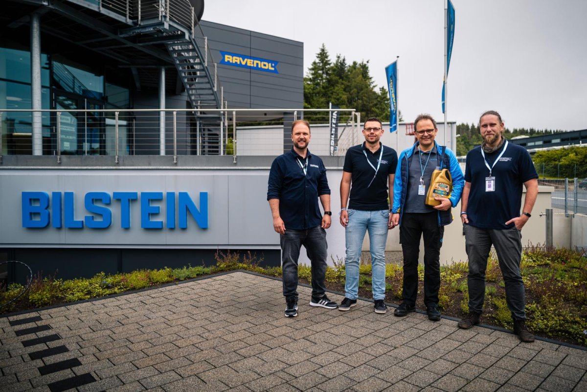 Bild From left to right: Dimitri Barichnowski, RAVENOL; Dr. Markus Karsch, RAVENOL; Martin Flick, thyssenkrupp Bilstein; Alexander Nietiedt, RAVENOL