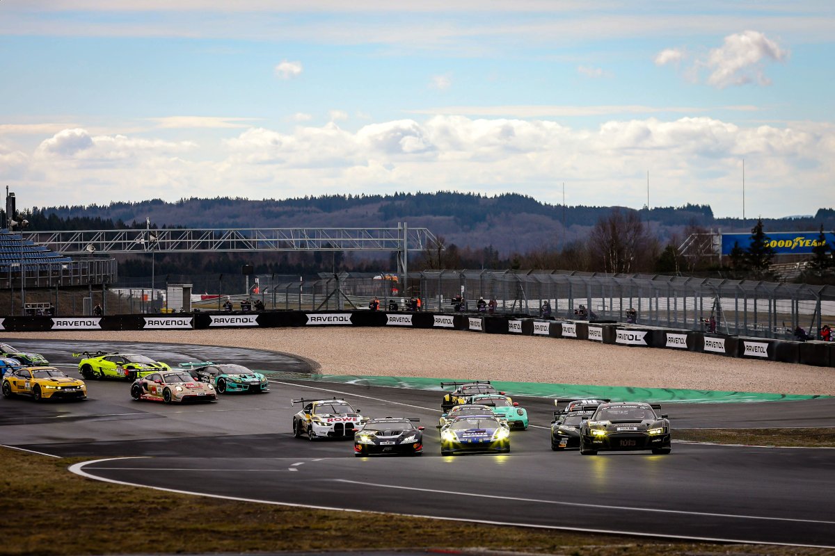 Thrilling action: The ‘RAVENOL-S’ is now the scene of exciting battles for position at the Nürburgring.